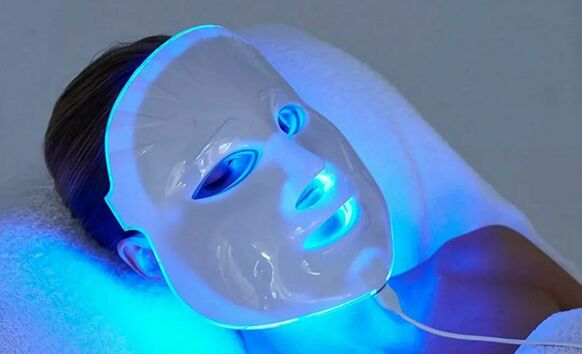 Rawatan fototerapi LED untuk memerangi perubahan kulit wajah yang berkaitan dengan usia